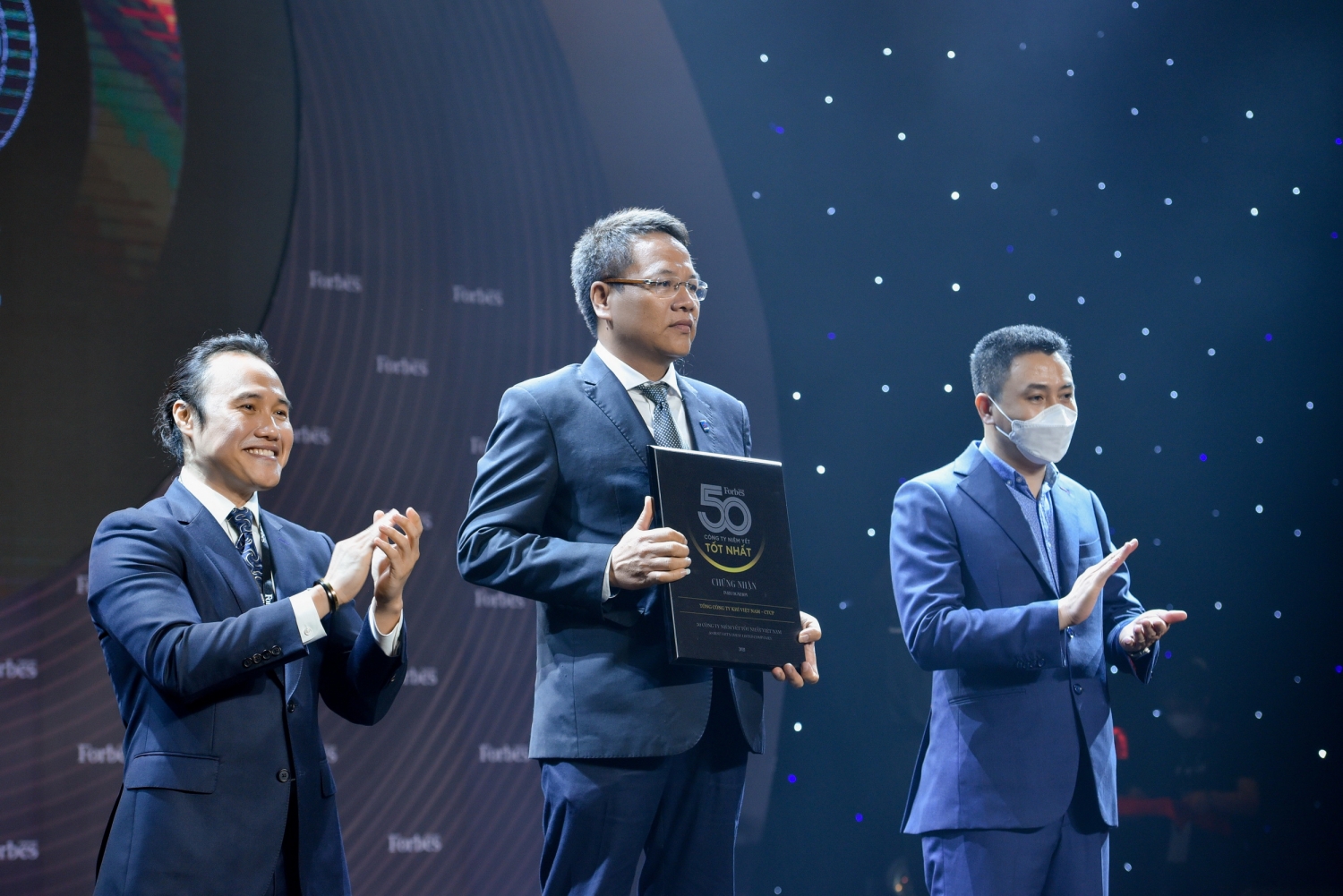 Đại diện Lãnh đạo PV GAS nhận vinh danh của Forbes Việt Nam