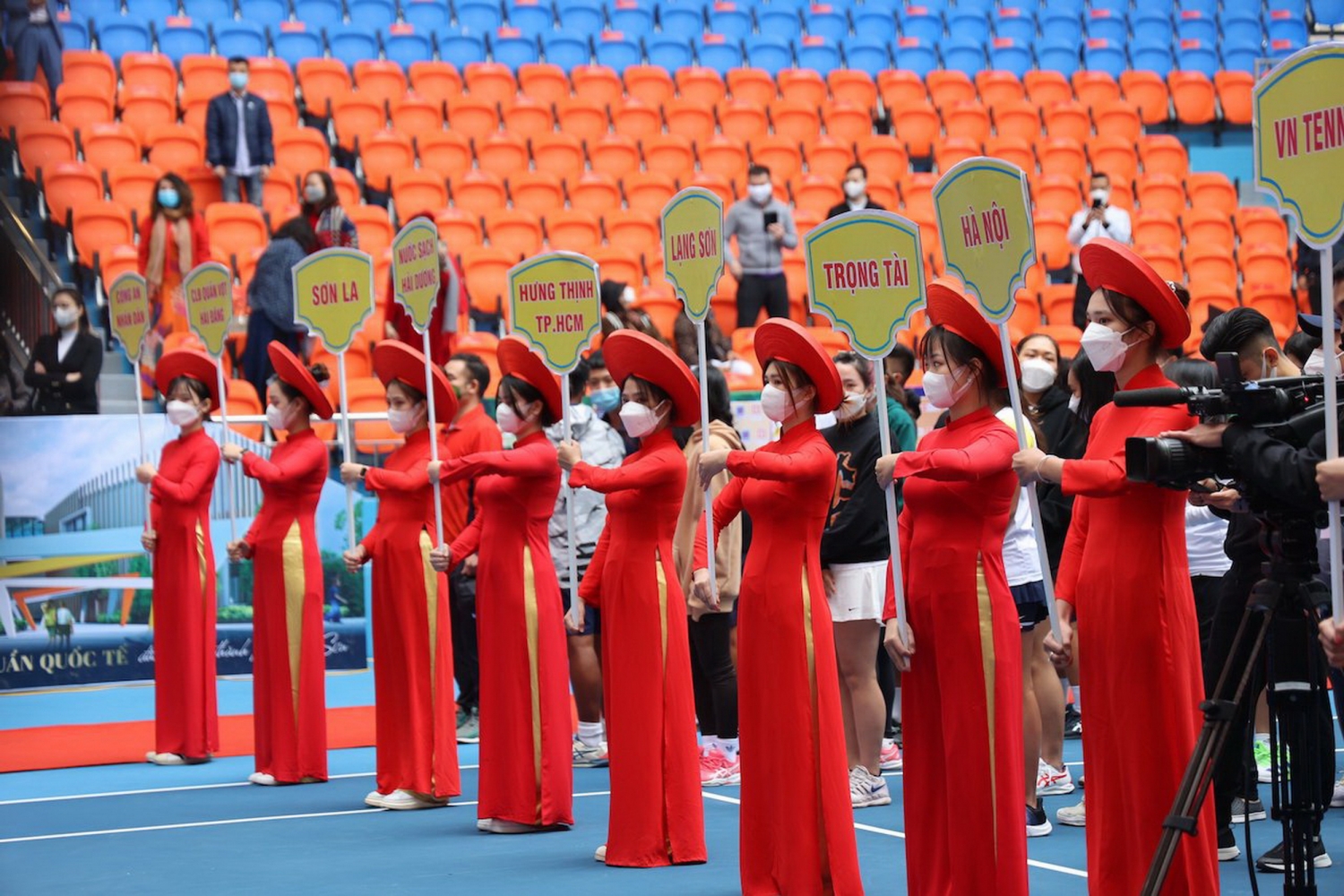 Các đoàn VĐV tham dự Lễ khai mạc Giải Quần vợt Quốc gia 2021