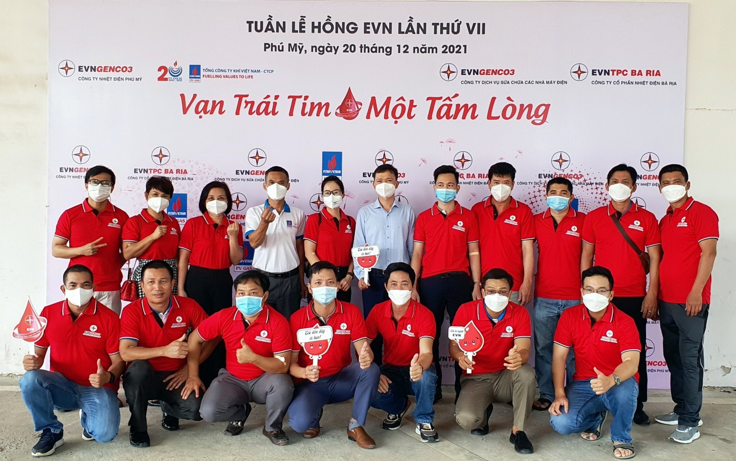 Người lao động KĐN tham gia Chương trình Hiến máu nhân đạo “Vạn trái tim - Một tấm lòng”.