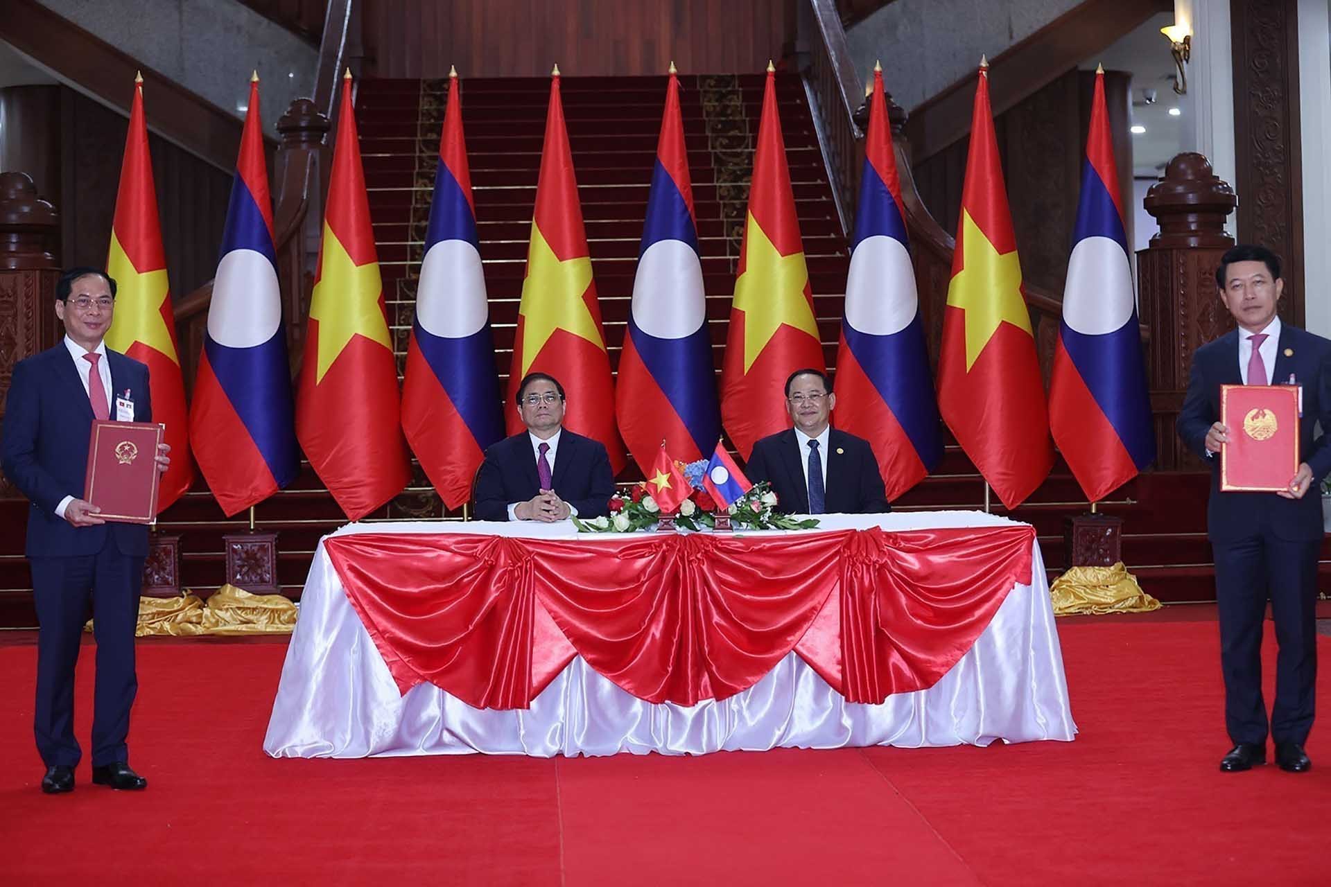 Thủ tướng Phạm Minh Chính và Thủ tướng Lào Sonexay Siphandone chứng kiến lễ ký Bản ghi nhớ về cơ chế tham vấn Ngoại giao kinh tế giữa Bộ Ngoại giao Việt Nam và Bộ ngoại giao Lào. (Nguồn: TTXVN)