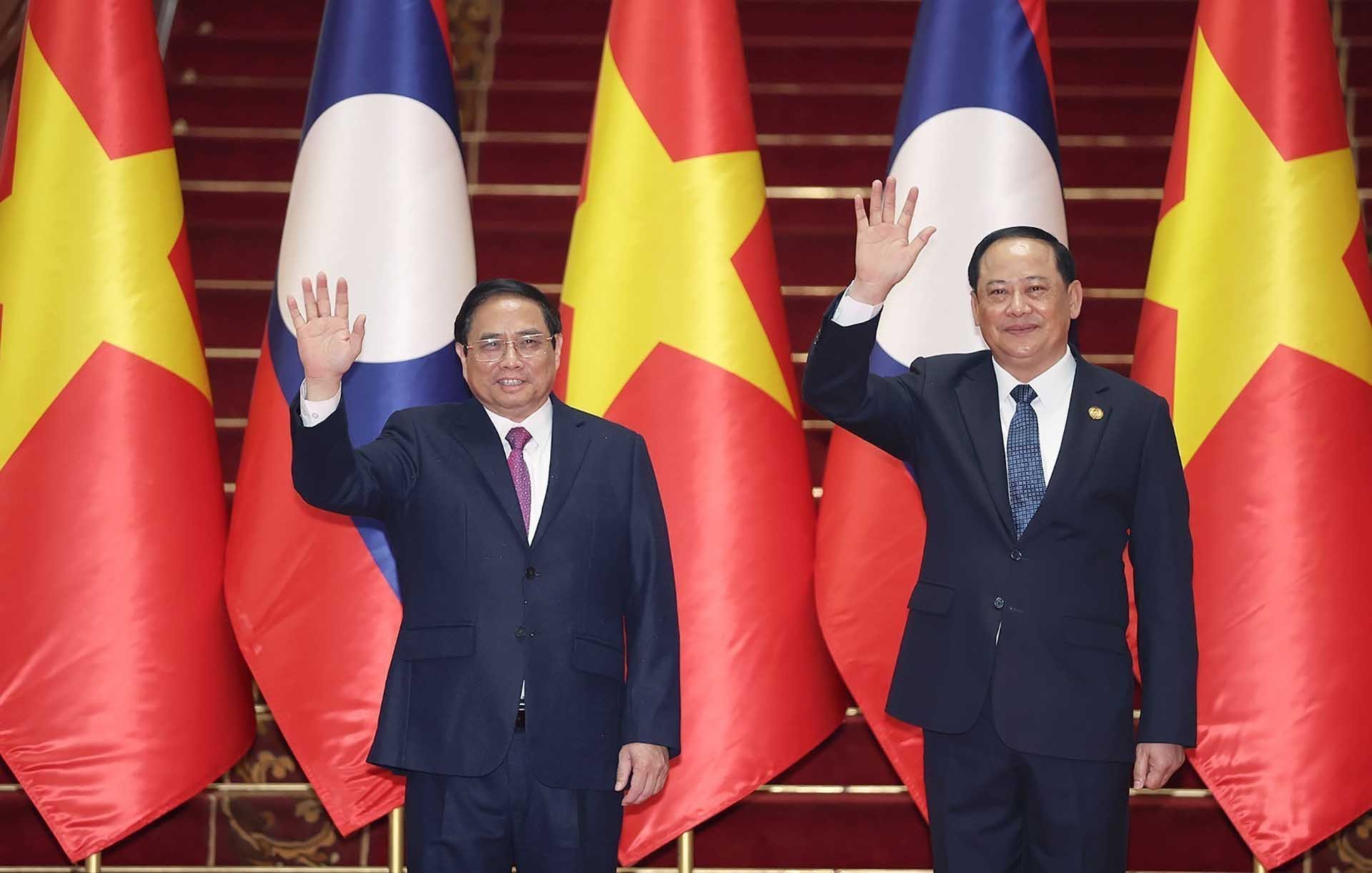 Thủ tướng Phạm Minh Chính và Thủ tướng Lào Sonexay Siphandone chụp ảnh lưu niệm trước khi hội đàm. (Nguồn: TTXVN)