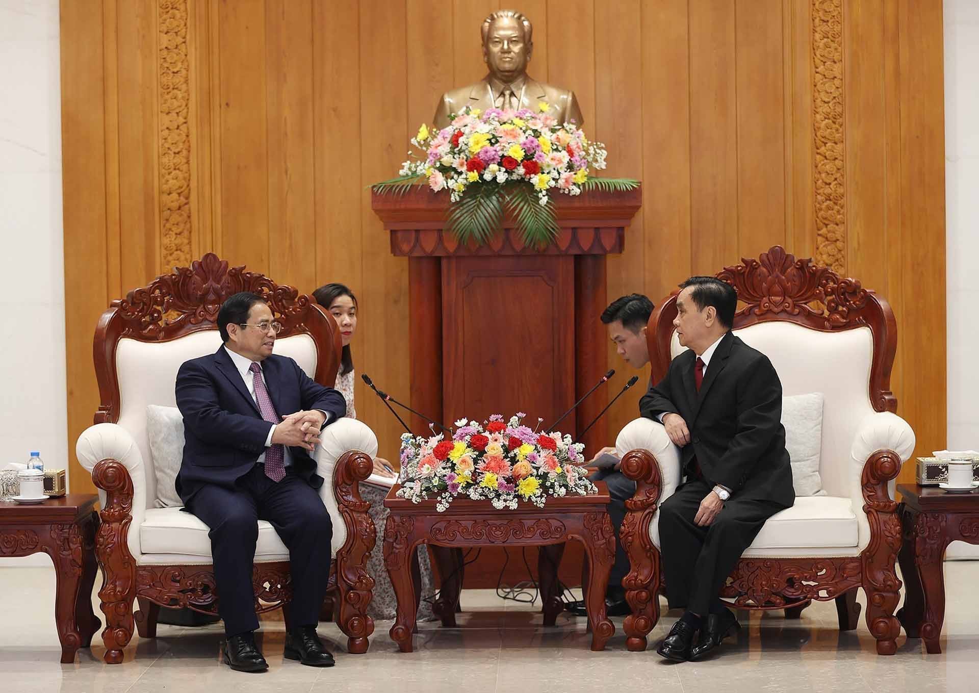 Thủ tướng Phạm Minh Chính thăm đồng chí Thongsing Thammavong, nguyên Thủ tướng nước CHDCND Lào. (Nguồn: TTXVN)