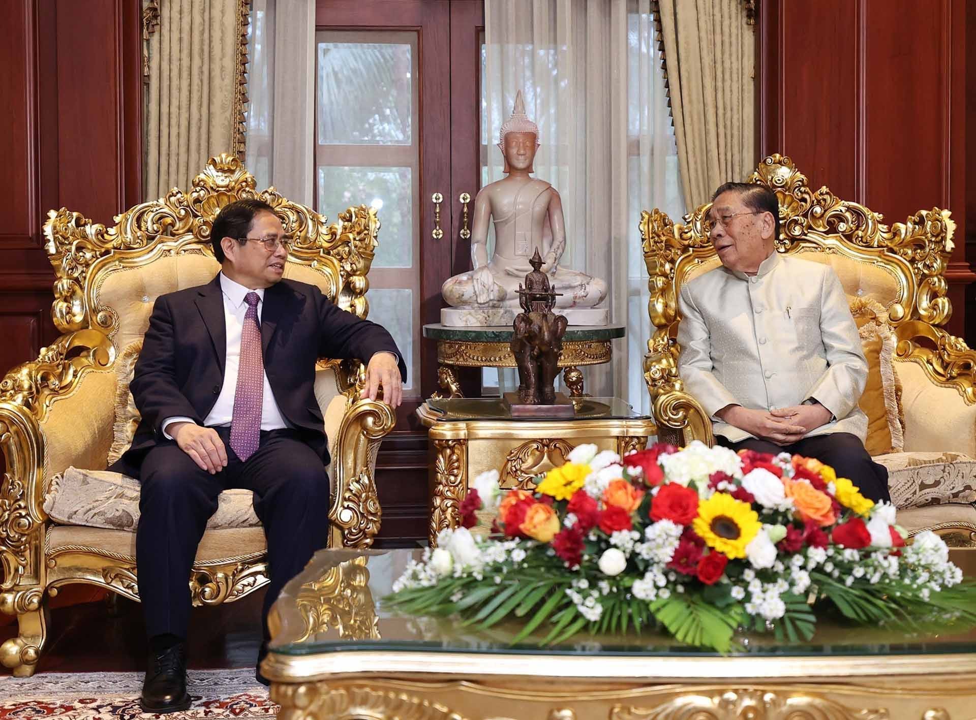 Thủ tướng Phạm Minh Chính thăm đồng chí Choummaly Sayasone, nguyên Tổng Bí thư, Chủ tịch nước CHDCND Lào. (Nguồn: TTXVN)