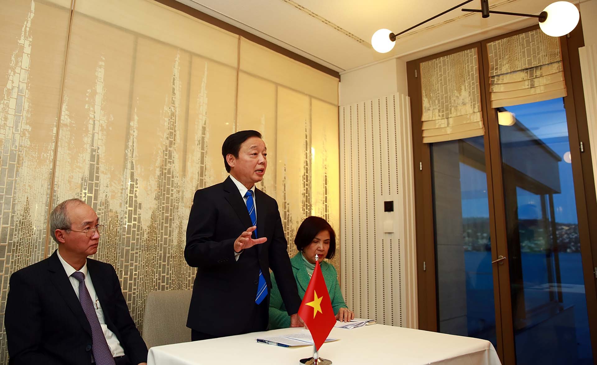Phó Thủ tướng Trần Hồng Hà gặp mặt thân mật với đại diện cộng đồng người Việt Nam tại Thụy Sỹ.