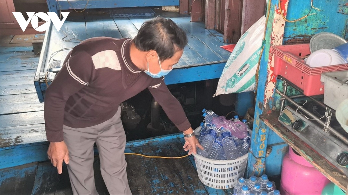Tàu cá vươn khơi, kết hợp gom rác thải về bờ