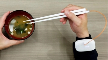 Nhật Bản phát minh đũa "điện" giúp giảm đáng kể lượng muối trong bữa ăn
