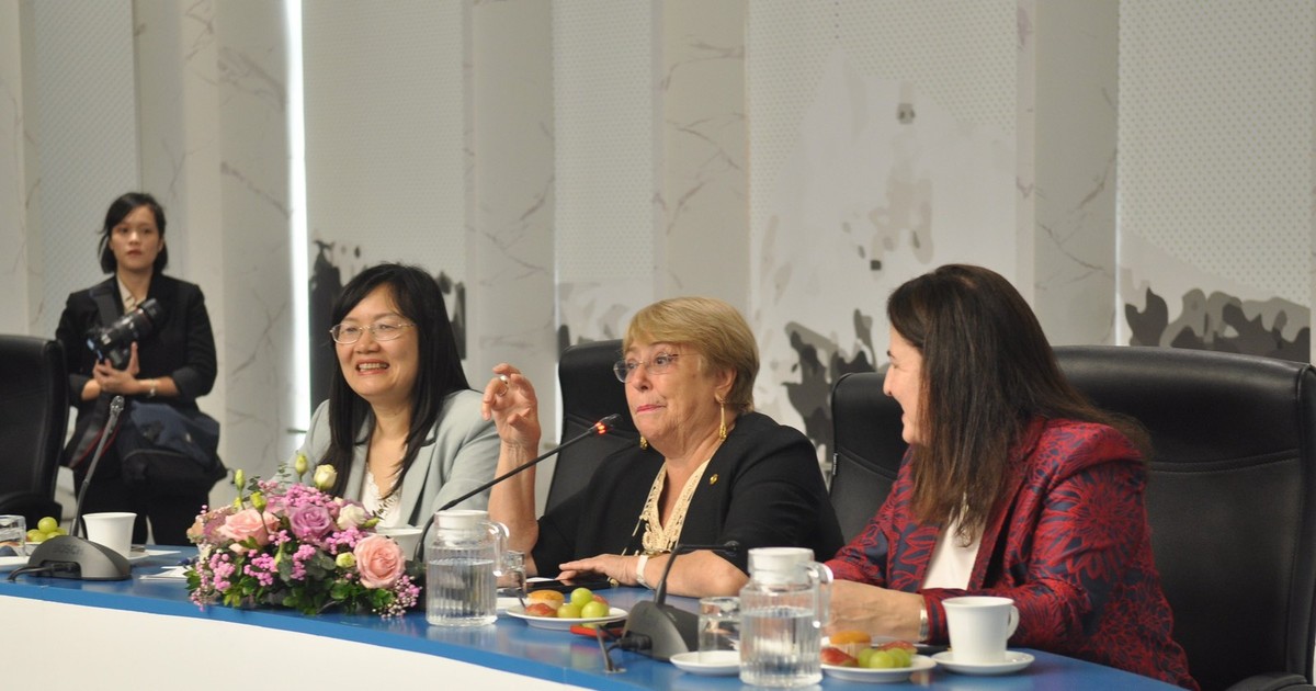 Cựu Tổng thống Chile gặp gỡ các cán bộ ngoại giao nữ và sinh viên Việt Nam