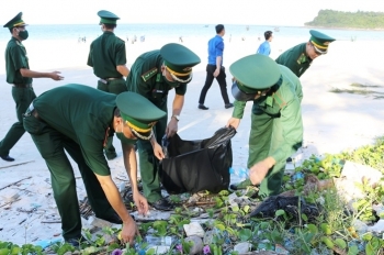 Bình yên giữa bốn bề sóng vỗ