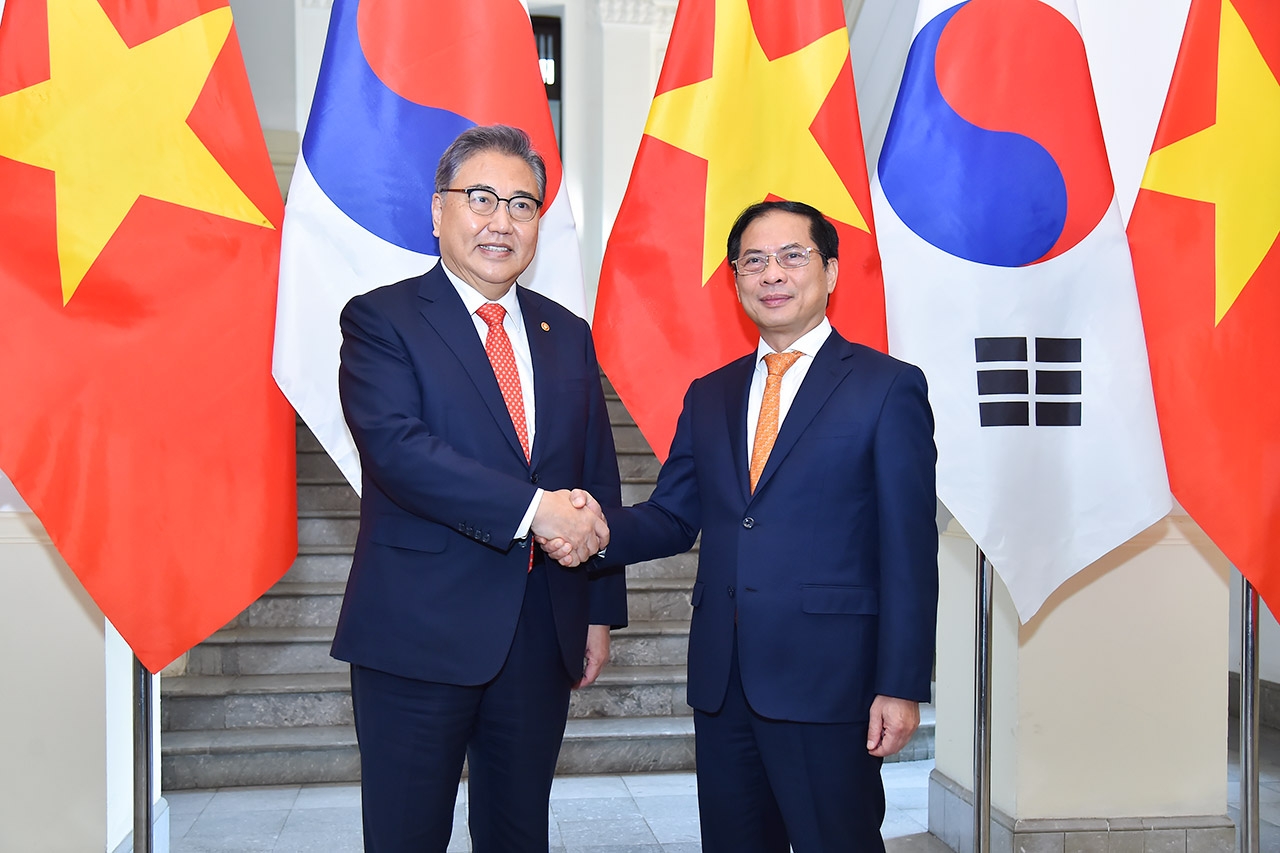 Bộ trưởng Ngoại giao Bùi Thanh Sơn hội đàm với Bộ trưởng Ngoại giao Hàn Quốc Park Jin