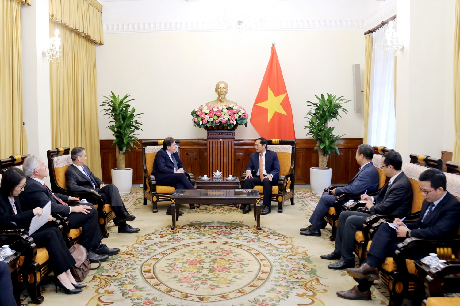 Việt Nam luôn coi trọng mối quan hệ truyền thống hữu nghị và hợp tác với Chile