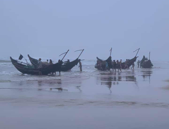 Thừa Thiên Huế: Nguy cơ mất an toàn trong đánh bắt mùa biển động