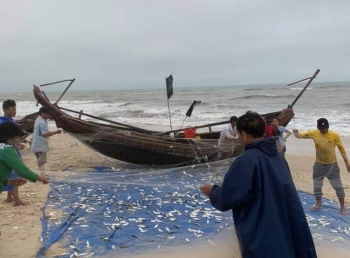 Thừa Thiên Huế: Nguy cơ mất an toàn trong đánh bắt mùa biển động