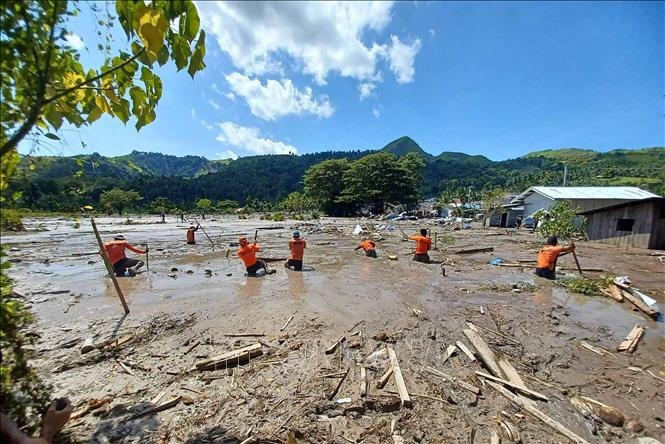 Lực lượng cứu hộ tìm kiếm người mất tích sau bão Nalgae tại Datu Odin Sinsuat, tỉnh Maguindanao, Philippines, ngày 31/10/2022. Ảnh: AFP/TTXVN