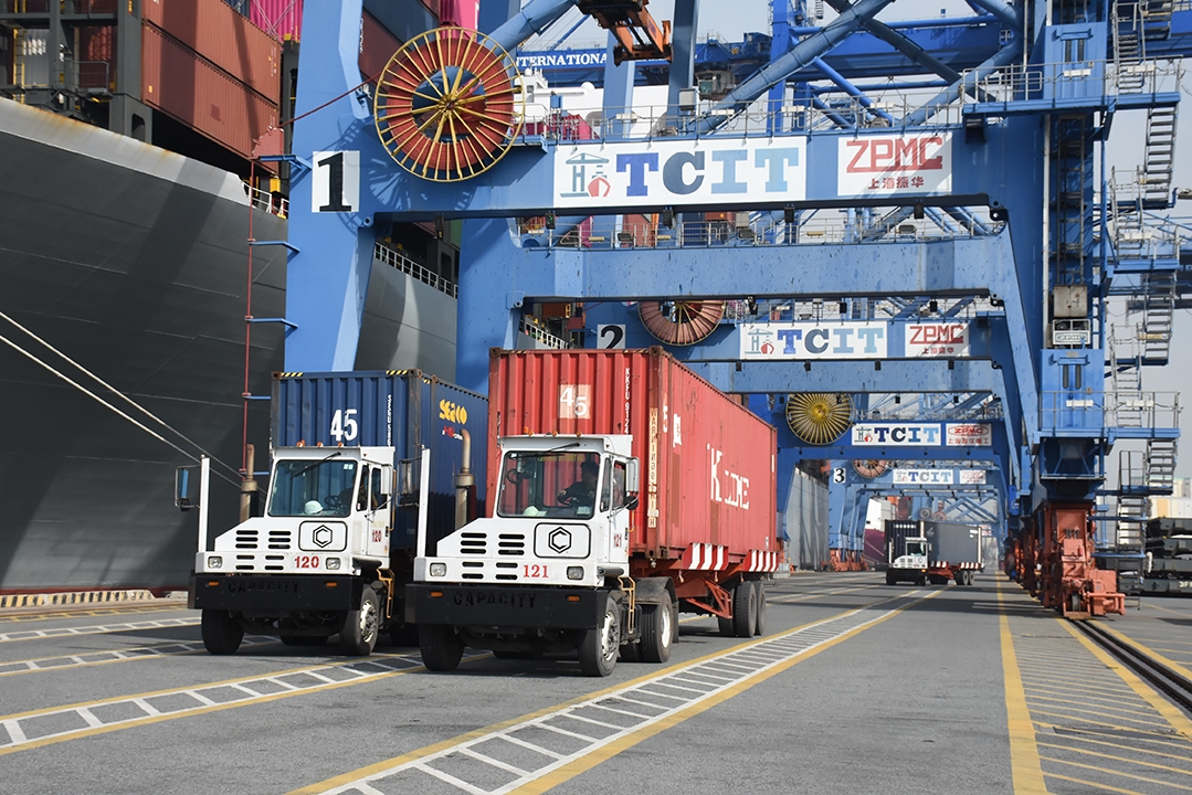 Năm 2021, cảng TCIT được xếp hạng là 1 trong 50 cảng biển hoạt động hiệu quả nhất trên thế giới. Trong ảnh: Xếp dỡ hàng hóa xuất nhập khẩu tại cảng TCIT.