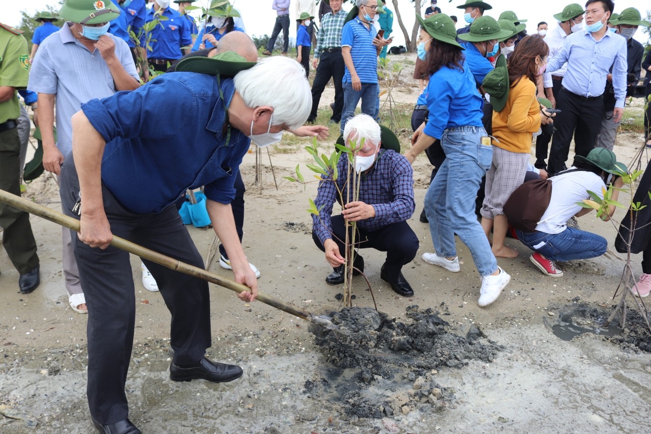Khánh Hòa: Lễ phát động trồng cây rừng ngập mặn ven biển ứng phó với biến đổi khí hậu