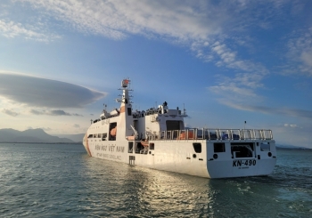Những con tàu đầy ắp hàng, quà Tết đã rời quân cảng Cam Ranh ra Trường Sa