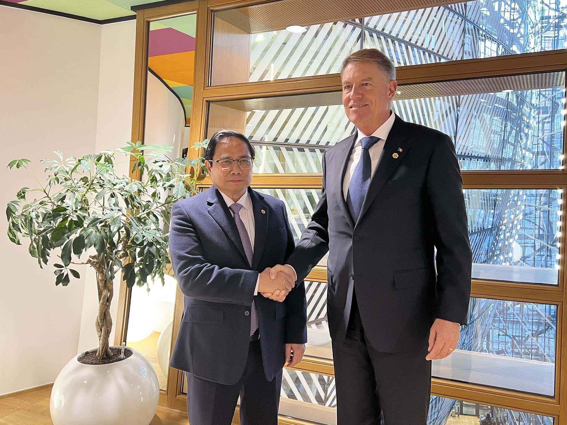 Thủ tướng Phạm Minh Chính gặp Tổng thống Romania Klaus Iohannis. (Nguồn: TTXVN)