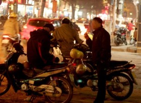 Hà Nội: Truy bắt nhóm xe ôm cướp tiền của khách