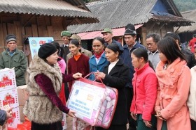 Đoàn từ thiện Báo Năng lượng Mới hoàn thành trao quà tại Điện Biên