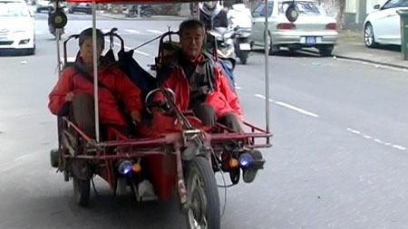 Cảnh cáo hai người Trung Quốc đi xe tự chế có hình “đường lưỡi bò”