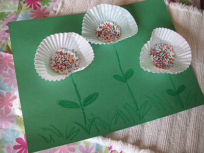 Làm đồ trang trí đơn giản với khuôn giấy cupcake