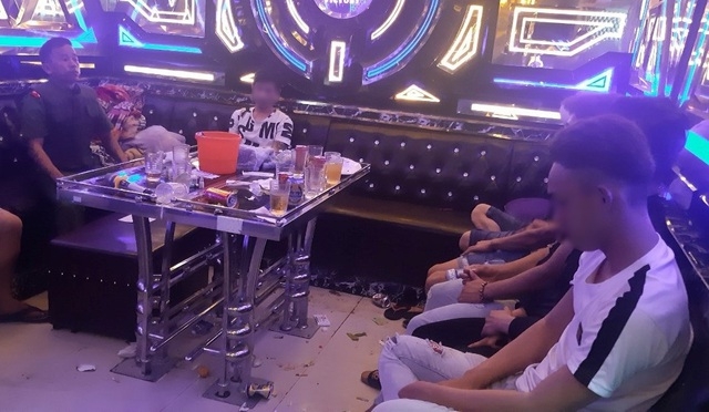 34 nam nu phe ma tuy trong quan karaoke