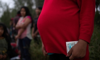 Mỹ hạn chế visa cho thai phụ