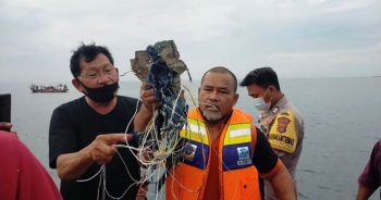 Máy bay Indonesia chở 62 người rơi xuống biển sau 4 phút cất cánh