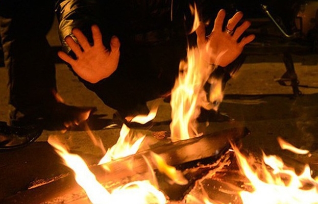 Đốt lửa sưởi ấm, một người tử vong vì bỏng nặng