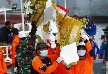 Máy bay Indonesia có thể vỡ vụn khi lao xuống biển