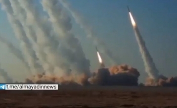 Iran phóng "mưa" tên lửa giữa lúc căng thẳng với Mỹ