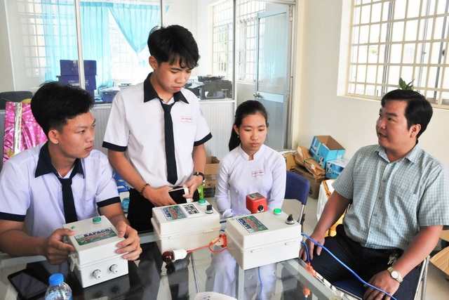Học sinh chế hộp điều khiển máy bơm từ điện thoại… thu trăm triệu đồng - 2
