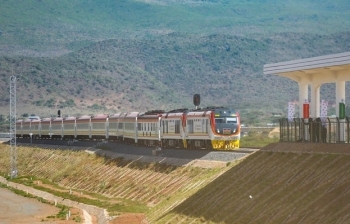 Quốc gia châu Phi "oằn mình" trả nợ dự án đường sắt hợp tác với Trung Quốc
