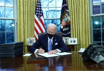 Ông Biden ký 15 sắc lệnh đầu tiên đảo ngược chính sách của ông Trump