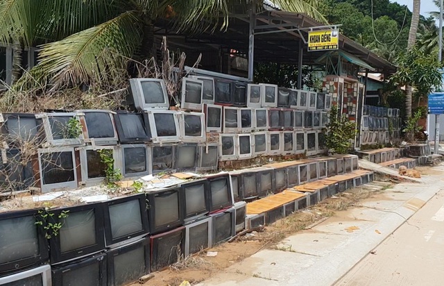 Độc lạ những căn nhà Việt có hàng rào được ốp bằng iPhone và tivi - 2