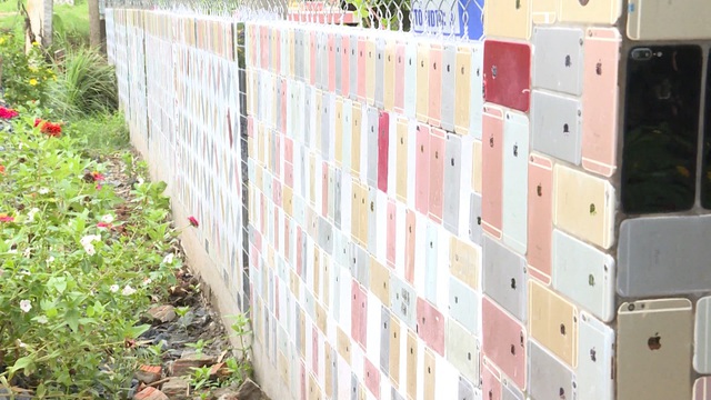 Độc lạ những căn nhà Việt có hàng rào được ốp bằng iPhone và tivi - 3
