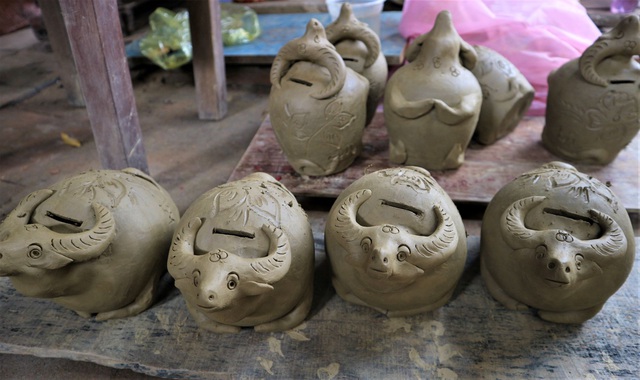 Giáp Tết Tân Sửu, xem nghệ nhân làng gốm Thanh Hà nặn tượng trâu đất - 7