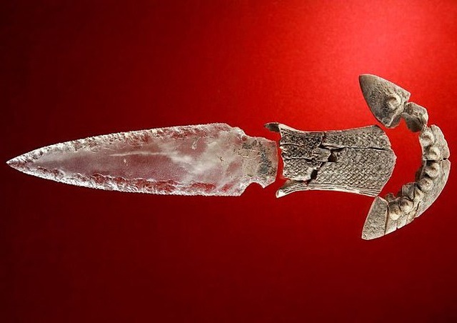 Con dao làm bằng thạch anh trong suốt có niên đại 5.000 năm tuổi - 2