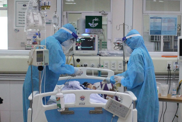 Bệnh nhân Covid-19 ở Quảng Ninh suy hô hấp, tổn thương phổi nặng - 1