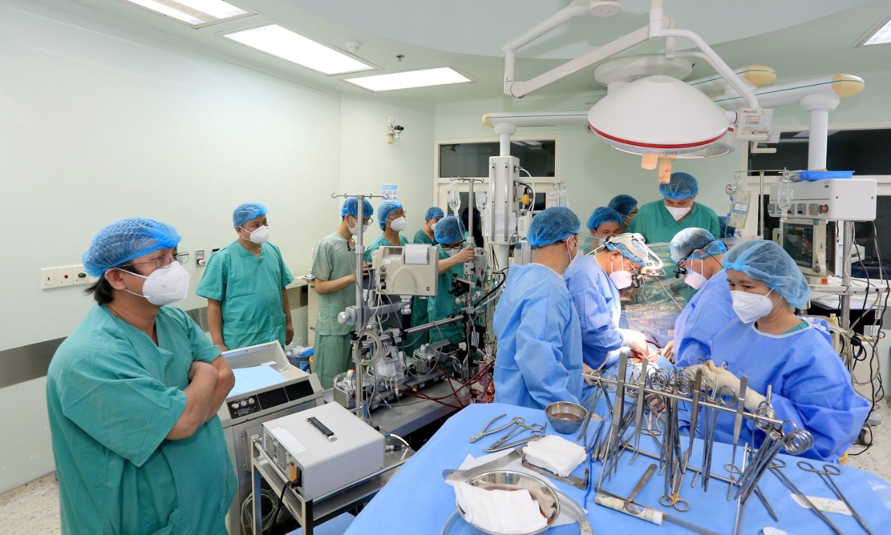 Các y, bác sĩ BV Trung ương Huế ghép tim mang lại sự sống cho bệnh nhân Phan Duy Q.