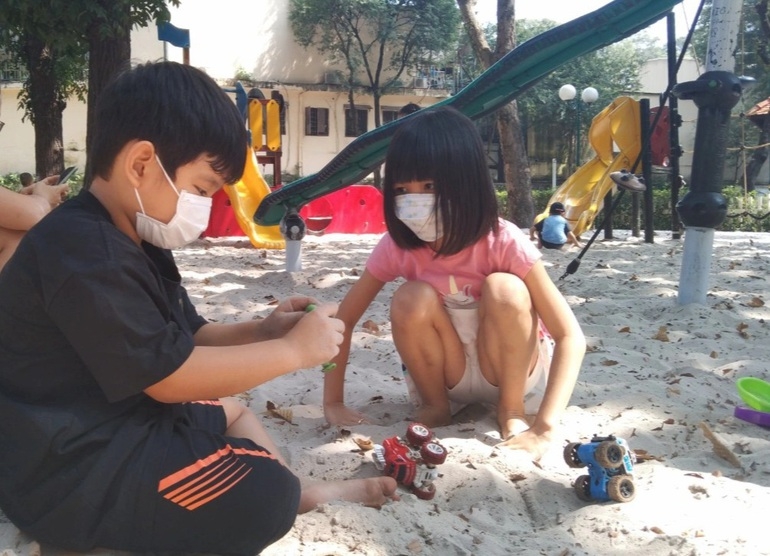 Trẻ nhỏ tại TPHCM vui chơi ở công viên khi chưa quay trở lại trường (Ảnh: HN).