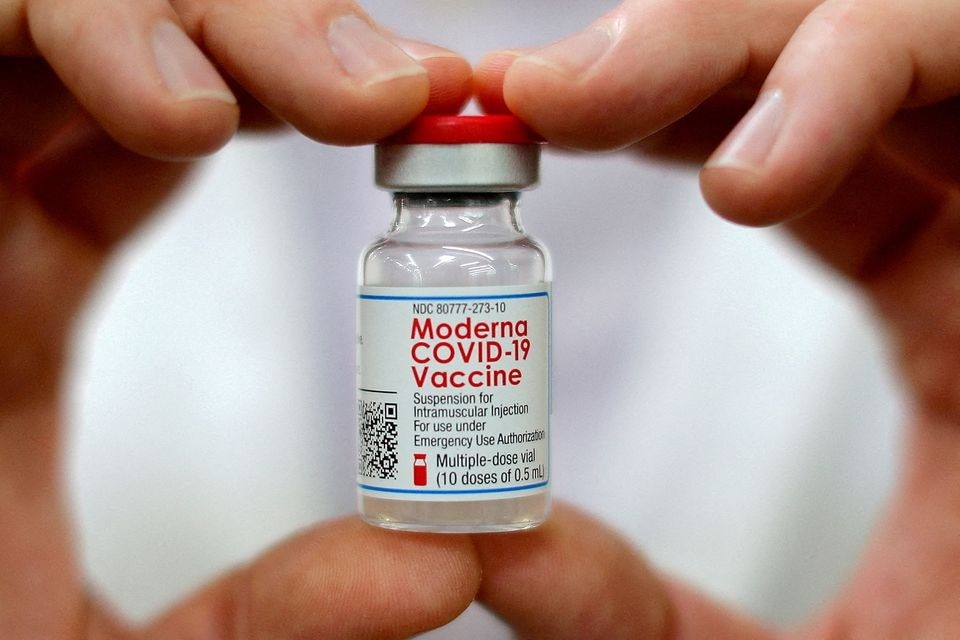 Vaccine của Moderna, dựa trên nền tảng thông tin RNA, đã được cấp phép sử dụng cho người lớn ở châu Âu, Anh, Australia, Canada. (Nguồn: Reuters)