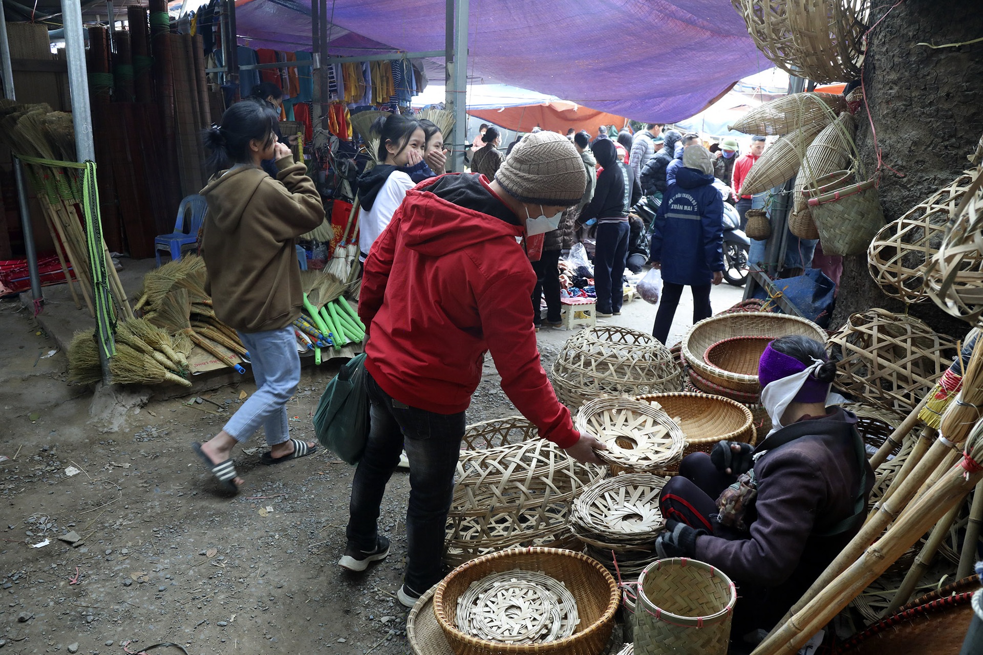 Chợ Nủa sôi động phiên họp cuối năm, đậm hương Tết của Hà Nội xưa - 5