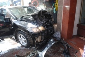 Honda Civic mất lái gây tai nạn liên hoàn rồi lao vào nhà dân