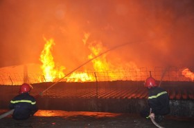 Cháy lớn thiêu rụi xưởng đồ gỗ ở Thái Bình