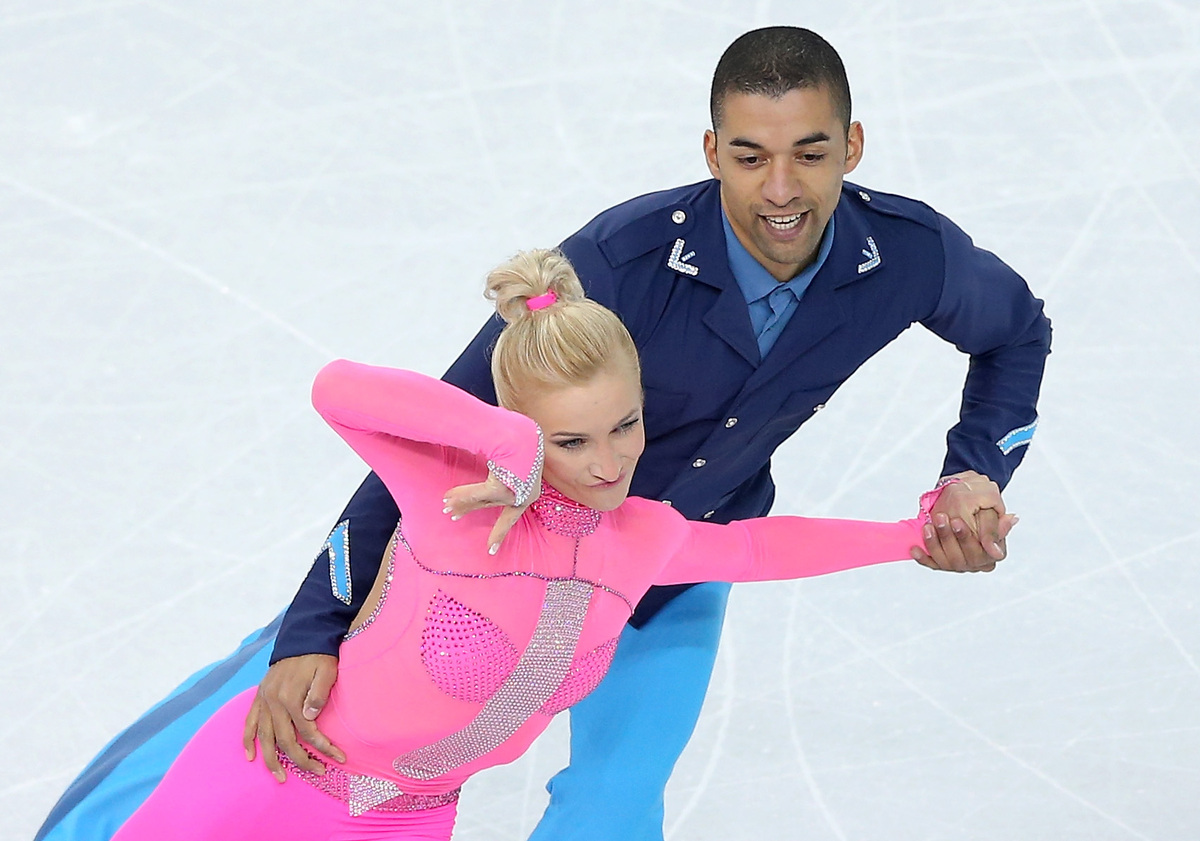 Olympic Sochi: “Khuấy động” sân băng với trang phục “báo hồng”