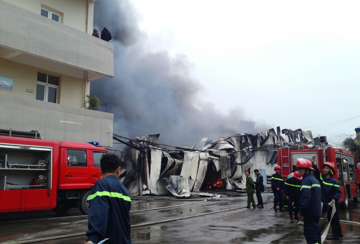 Hà Nội: Cháy lớn tại Công ty Len Hà Đông