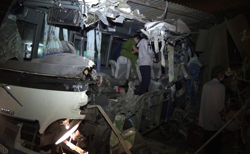 Bình Thuận: Hai xe khách đấu đầu, 10 người tử vong
