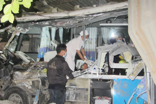 Bình Thuận: Hai xe khách đấu đầu, 10 người tử vong