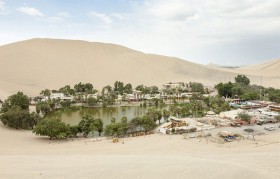 Ốc đảo xanh giữa sa mạc khô cằn ở Peru
